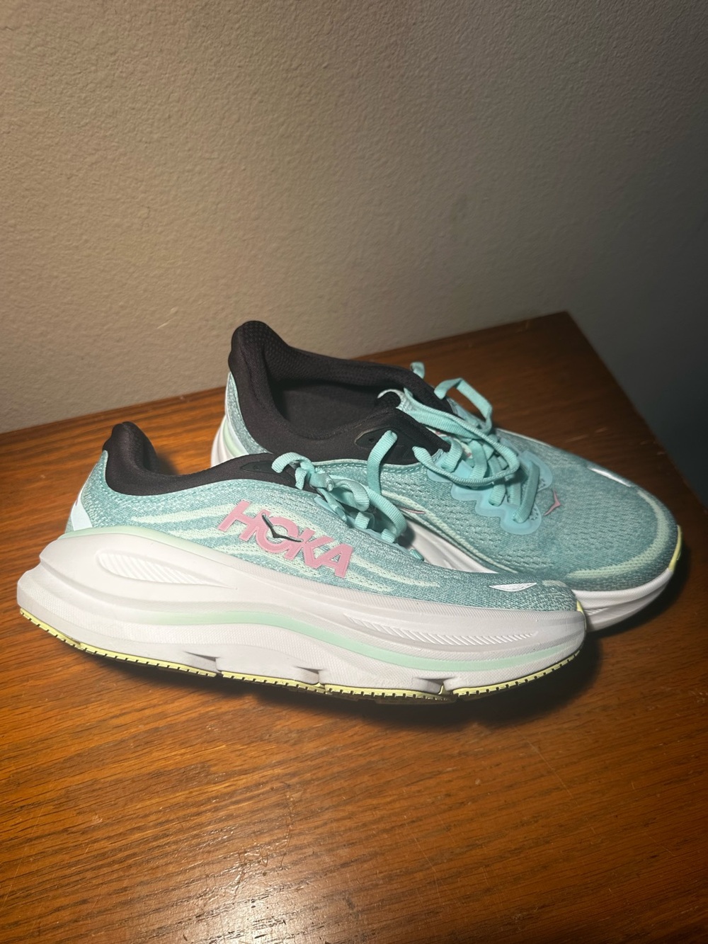 Hoka Bondi 9 women’s running shoes sz 6.5 LIKE NEW